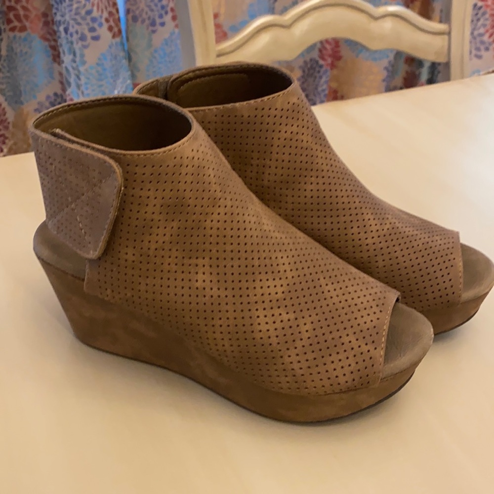 Pierre Dumas brown peep toe wedges 6.5